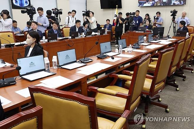 지난 21일 오전 국회에서 열린 과학기술방송통신위원회의 ‘불법적 방문진 이사 선임 등 방송장악 관련’ 3차 청문회‘가 열렸다. 이날 청문회는 핵심 증인인 이진숙 방송통신위원장과 김태규 방송통신위원장 직무대행(부위원장)이 불출석하고, 국민의힘 의원들이 퇴장한 가운데 열렸다. [연합뉴스]