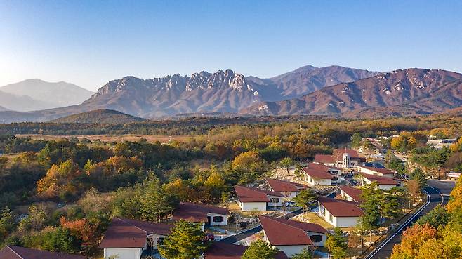 설악산을 바라보며 힐링할 수 있는 켄싱턴리조트 설악밸리.  이랜드파크