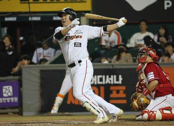 한화이글스 내야수 안치홍이 1군 말소 10일 만에 돌아와 선발 명단에 포함됐다. 사진은 지난 4월30일 오후 대전 중구 한화생명이글스파크에서 열린 SSG 랜더스와 한화 이글스 경기에 출장한 한화 안치홍. /사진=뉴스1