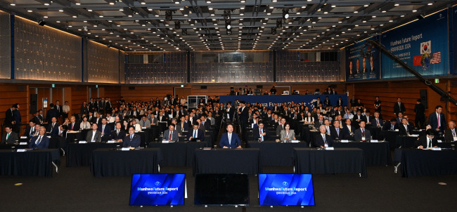 대한민국이 가야할 길을 묻다 27일 서울 중구 대한상공회의소에서 윤석열(앞줄 가운데) 대통령, 우원식(앞줄 왼쪽 두 번째) 국회의장, 정몽준(〃 첫 번째) 아산정책연구원 명예이사장, 한동훈(〃 다섯 번째) 국민의힘 대표, 이병규(〃네 번째) 문화일보 회장 등이 참석한 가운데 ‘충돌하는 세계와 한국의 길’을 주제로 한 ‘문화미래리포트(MFR) 2024’ 개회식이 열리고 있다.  윤성호 기자