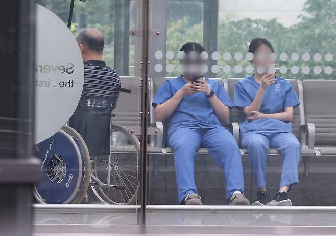 정부 의대증원에 반발하며 의료현장을 떠난 전공의들이 복귀하지 않으며 의료공백이 이어진 21일 서울 시내 한 대형병원에서 의료관계자들이 휴식하고 있다. [연합]