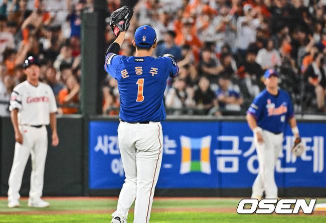 [OSEN=부산, 이석우 기자] 한화 문동주가 3회말 무사 3루 롯데 고승민의 3루 직선타에 병살 잡은 노시환을 보며 감사를 하고 있다. 2024.08.27 / foto0307@osen.co.kr