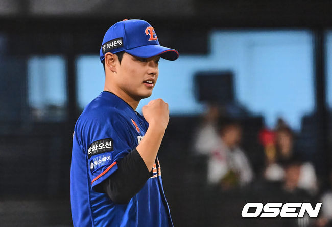 [OSEN=부산, 이석우 기자] 27일 부산 사직야구장에서 2024 신한 SOL 뱅크 KBO 리그 롯데 자이언츠와 한화 이글스의 경기가 열렸다. 홈팀 롯데는 박세웅이 선발 출전하고 한화 이글스는 문동주가 선발 출전했다.한화 이글스 문동주가 4회말 1사 롯데 자이언츠 나승엽의 투수 앞 내야 안타를 잡아 던졌으나 세이프되고 던지는 과정에서 팔에 부담을 느낀 듯한 표정을 짓고 있다. 2024.08.27 / foto0307@osen.co.kr