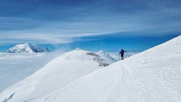윈디 코너에서 최진철 대원. 발 아래 운해가 가득하다.