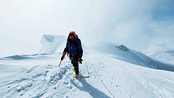 정상을 바로 앞에 둔 김송희 대원.