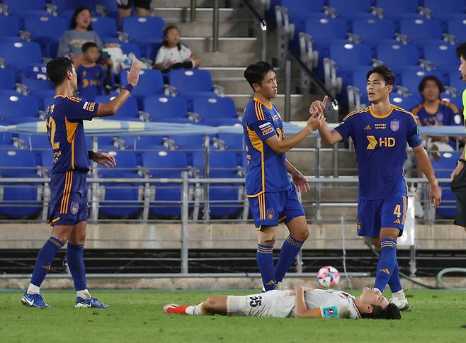 28일 울산 문수축구경기장에서 열린 2024 하나은행 코리아컵 4강 2차전 울산 HD와 광주FC의 경기 종료 후 결승 진출을 확정한 울산 선수들이 서로 격려하고 있다. 2024.8.28 yongtae@yna.co.kr 연합뉴스