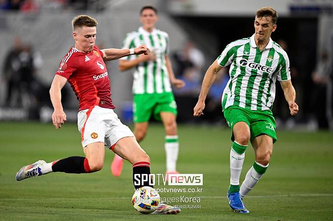 ▲ 이적시장 소식에 정통한 이탈리아의 파브리지오 로마노 기자는 28일(한국시간) “스콧 맥토미니는 나폴리로 향한다. 이적료는 3,000만 유로이며 셀온 조항이 추가됐다. 맨유는 맥토미니가 메디컬 테스트를 받기 위해 나폴리로 향하는 것을 허락했다. 로멜루 루카쿠와 맥토미니는 모두 나폴리 선수가 되기 위한 메디컬 테스트를 준비하고 있다”라고 전했다.