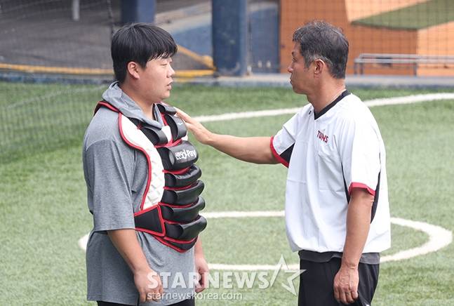 LG 김범석(왼쪽)과 박경완 코치. /사진=김진경 대기자