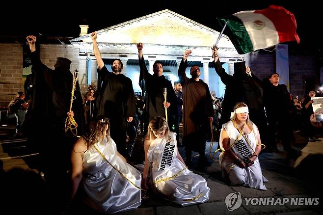 판사 직선제 반대 퍼포먼스 (과달라하라 AFP=연합뉴스) 26일(현지시간) 멕시코 할리스코주(州) 과달라하라에서 사법부 직원들이 판사 직선제 등에 반대하는 시위를 하며 '테미스'(신화 속 율법의 신) 분장 퍼포먼스를 하고 있다. 2024.8.28