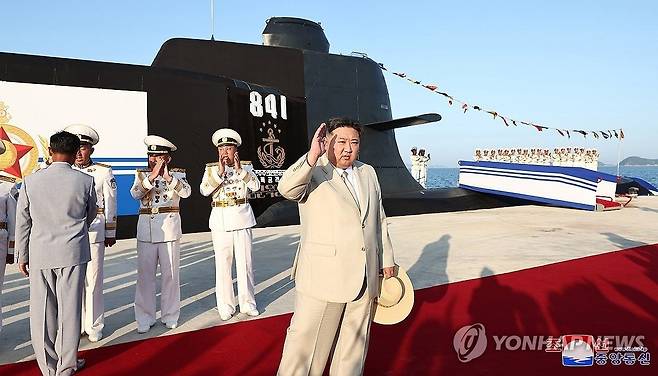 북 "첫 전술핵공격잠수함 건조"…김정은 김군옥영웅함 진수식 참석 (평양 조선중앙통신=연합뉴스) 북한이 8일 수중에서 핵 공격이 가능한 전술핵공격잠수함을 건조했다고 밝혔다. 조선중앙통신은 이날 '주체적 해군 무력강화의 새시대, 전환기의 도래를 알리는 일대 사변'이라는 제목의 기사에서 "우리 당의 혁명 위업에 무한히 충직한 영웅적인 군수노동계급과 과학자, 기술자들은 우리 식의 전술핵공격잠수함을 건조해 창건 75돌을 맞는 어머니 조국에 선물로 드렸다"고 보도했다. 2023.9.8 
    [국내에서만 사용가능. 재배포 금지. For Use Only in the Republic of Korea. No Redistribution] nkphoto@yna.co.kr