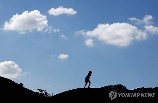 가을 성큼 (서울=연합뉴스) 류영석 기자 = 맑은 날씨를 보이는 28일 오후 서울 종로구 열린송현 녹지광장에서 한 어린이가 언덕에 올라가 있다. 2024.8.28 ondol@yna.co.kr