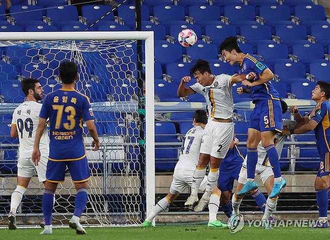 임종은, 머리로 선제골 (울산=연합뉴스) 김용태 기자 = 28일 울산 문수축구경기장에서 열린 2024 하나은행 코리아컵 4강 2차전 울산 HD와 광주FC의 경기에서 울산 임종은이 헤더 슛으로 선제골을 넣고 있다. 2024.8.28 yongtae@yna.co.kr