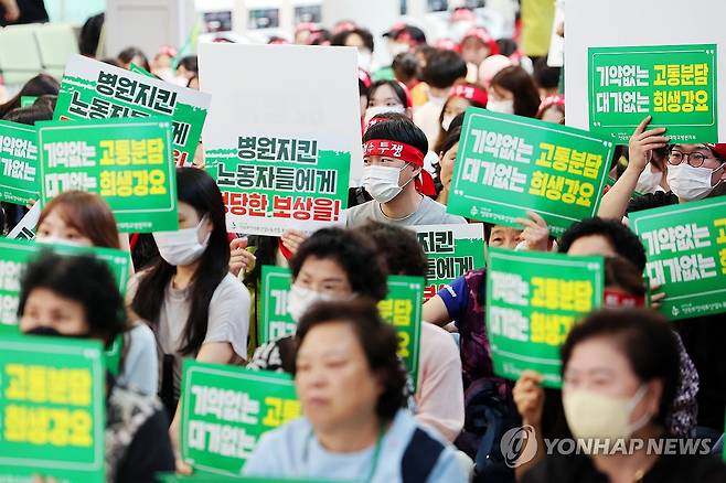 총파업 보고대회하는 조선대병원 노조 (광주=연합뉴스) 정다움 기자 = 28일 오후 광주 동구 조선대병원 로비에서 전국보건의료산업노동조합 광주·전남본부 조선대병원지부 조합원들이 총파업 보고대회를 하고 있다. 2024.8.28 daum@yna.co.kr