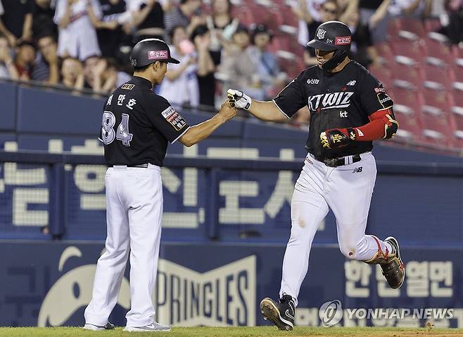 황재균 지지 않아! (서울=연합뉴스) 황광모 기자 = 28일 오후 서울 잠실야구장에서 열린 프로야구 LG와 kt의 경기.
     kt의 황재균이 8회초 팀을 동점으로 이끄는 동점 2점 홈런을 친 뒤 그라운드를 돌고 있다.  2024.8.28 hkmpooh@yna.co.kr