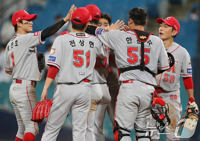 2일 오후 대구삼성라이온즈파크에서 열린 프로야구 '2024 신한 SOL 뱅크 KBO리그' KIA 타이거즈와 삼성 라이온즈의 경기, 연장 10회말 접전 끝에 9대 5 역전승을 거둔 KIA 선수들이 기뻐하고 있다. 2024.7.2/뉴스1 ⓒ News1 공정식 기자