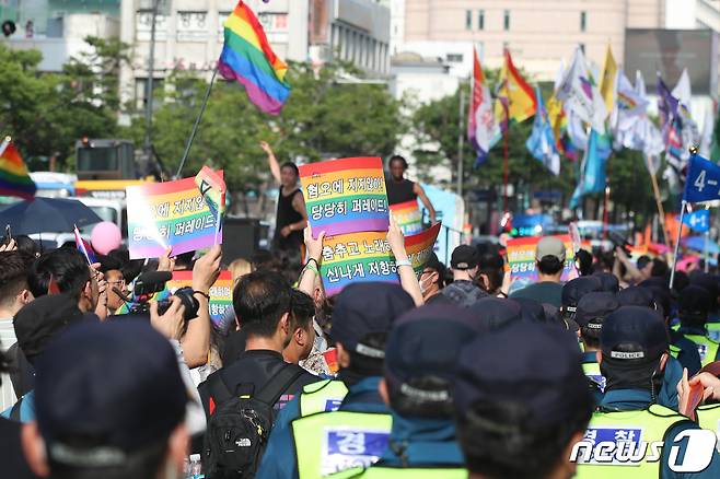 제15회 대구퀴어문화축제가 열린 2023년 6월17일 대구 중구 중앙로 대중교통전용지구에서 참가자들이 도심을 행진하고 있다. 2023.6.17/뉴스1 ⓒ News1 공정식 기자