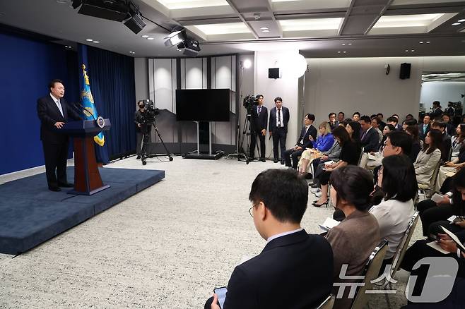 윤석열 대통령이 29일 서울 용산 대통령실청사 브리핑룸에서 열린 국정브리핑 및 기자회견에서 취재진의 질문에 답변하고 있다. 2024.8.29/뉴스1 ⓒ News1 송원영 기자