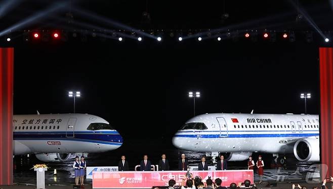 중국국제항공과 남방항공이 28일 중국 상하이 중국상용비행기공사(COMAC) 조립제작센터에서 각사의 첫번째 C919를 인도받았다. (사진출처=신화망)