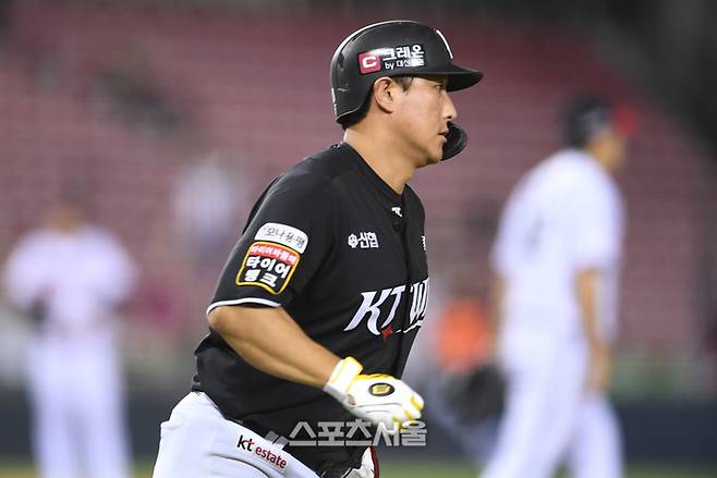 KT 황재균이 28일 잠실구장에서 열린 2024 KBO리그 LG와 경기 8회초 2사 1루 상황에서 LG 김진성을 상대로 동점 2점 홈런을 친 뒤 베이스를 돌고 있다. 2024. 8. 28.  잠실 | 박진업 기자 upandup@sportsseoul.com