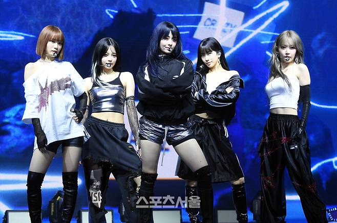 르세라핌(LE SSERAFIM)이 29일 서울 광진구 예스24 라이브홀에서 진행된 네 번째 미니 앨범 ‘CRAZY’ 발매 기념 미디어 쇼케이스에서 열정적인 무대를 선보이고 있다. 2024. 8. 29.  박진업 기자 upandup@sportsseoul.com
