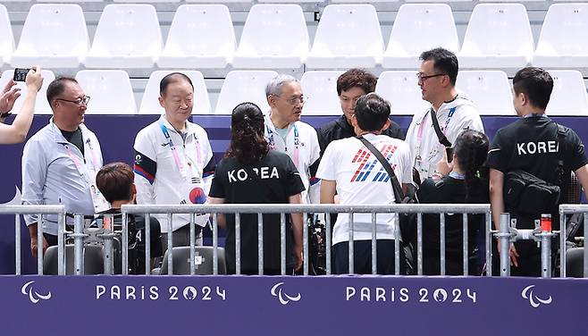 문화체육관광부 유인촌 장관(가운데)이 29일(한국시간) 프랑스 파리 수드 파리 아레나1에서 열린 2024 파리 패럴림픽 보치아 경기 현장을 찾았다. 사진 | 대한장애인체육회