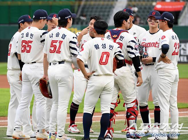 27일 부산 사직구장에서 열린 롯데 자이언츠와 한화 이글스의 경기. 롯데 선수들이 경기 전 미팅을 갖고 있다. 부산=박재만 기자 pjm@sportschosun.com/2024.08.27/