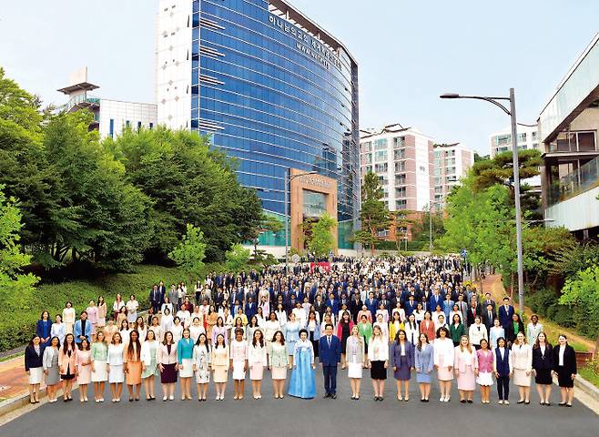 ‘하나님의 교회 새예루살렘 판교성전’ 앞에서 함께한 제77차 해외성도방문단.