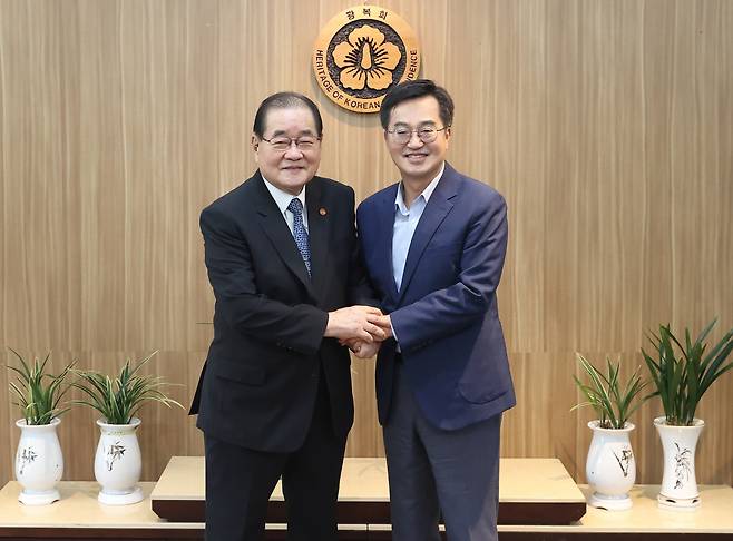 29일 오후 서울 광복회 사무실에서 김동연 경기도지사가 이종찬 광복회장을 만나 기념 촬영을 하고 있다. /경기도