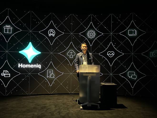 28일 오전 10시 서울 송파구 문정동 래미안갤러리 5층에서 열린 삼성물산 건설부문의 ‘홈닉2.0’ 공개 행사에서 이상백 삼성물산 홈닉팀장이 새로운 서비스에 대해 설명하고 있다. /박지윤 기자