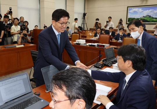 김문수 고용노동부 장관 후보자가 26일 오전 국회에서 열린 인사청문회에 참석하고 있다. 연합뉴스