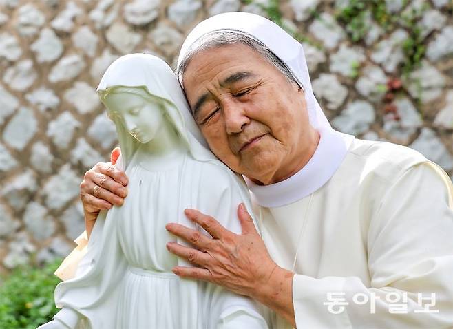 올리베따노 성 베네딕도 수녀회 입회 60주년을 맞은 이해인 수녀가 27일 부산 수영구 수녀원에서 성모상에 기댄 채 잠시 눈을 감고
 있다. 이 수녀는 “마음의 평화가 깨지고 착잡할 땐 수녀원이 지어질 때부터 있던 이 옛 성모상에 손을 얹은 채 기도를 하곤 
한다”고 했다. 부산=양회성 기자 yohan@donga.com