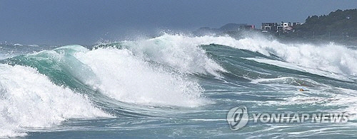 제10호 태풍 산산이 일본을 향해 북상하는 가운데 28일 제주 서귀포시 중문 해안에 태풍의 간접 영향으로 인한 거센 파도가 밀려오고 있다.   [연합뉴스]