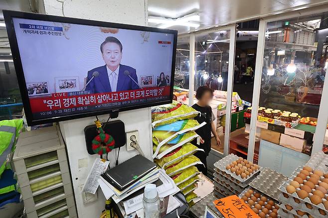 29일 오전 서울시내 한 전통시장 상점 화면에 윤석열 대통령의 국정브리핑 및 기자회견 중계방송이 나오고 있다. 연합뉴스