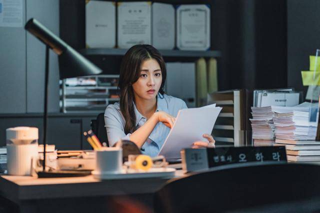 드라마 '남이 될 수 있을까'에서 스타 이혼 변호사인 오하라(강소라). ENA 제공