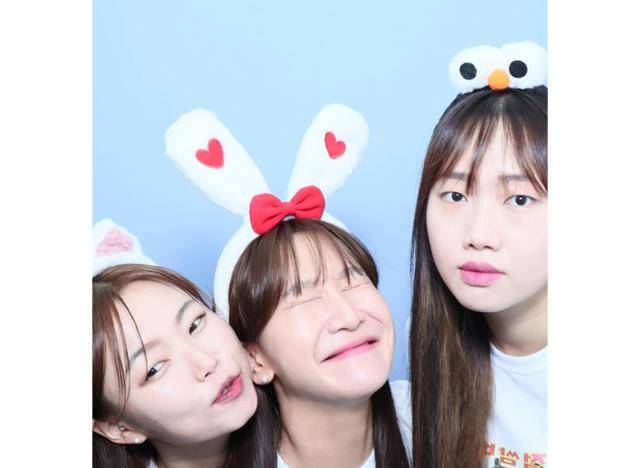 폭스클럽은 허미진 한지원 김지유로 구성된 팀으로 길거리나 술집 등에서 헌팅을 하며 가감없이 연애 가치관을 드러내는 페이크다큐로 익히 알려져 있다. 각종 유행어와 밈을 낳으면서 2030세대에게 큰 인기를 끌고 있다.