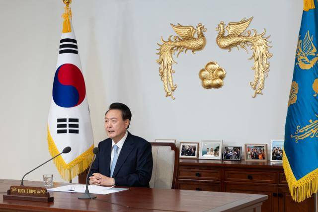 윤석열 대통령이 29일 서울 용산 대통령실 청사 집무실에서 국정브리핑을 하고 있다. 윤 대통령 뒤에는 사진을 배치했다. 대통령실 제공