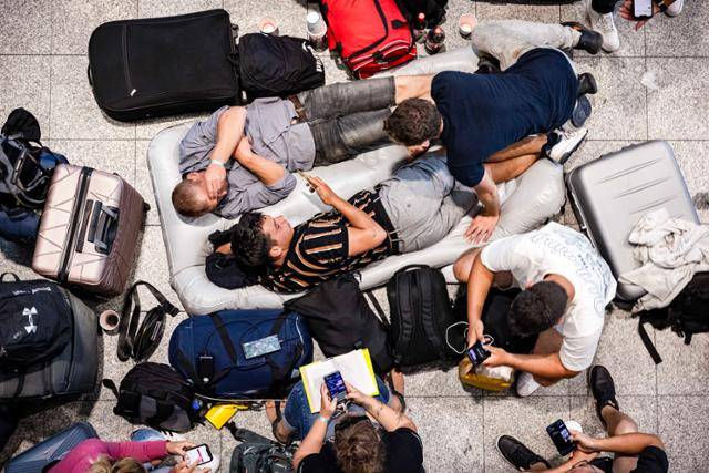 네덜란드에서 원인 미상의 정보기술(IT) 대란이 발생한 28일 항공편 운항이 중단된 에인트호번 공항에서 승객들이 비행기 탑승을 기다리고 있다. 민간 항공뿐만 아니라 군 공항으로도 활용되고 있는 에인트호번 공항 측은 X(엑스·옛 트위터)를 통해 국방부 IT 네트워크 문제 여파로 에인트호번 공항의 운항이 불가능하다고 안내했다. 에인트호번=EPA 연합뉴스