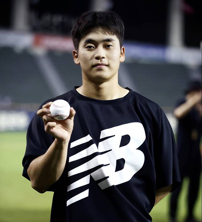 박영현이 10승-20세이브 기념구를 들고 있다. 사진=KT 위즈