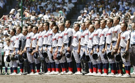 한국계 국제학교인 교토국제고 야구부 선수들이 지난 23일 일본 효고현 니시노미야 한신고시엔구장에서 열린 전국 고교야구선수권대회(여름 고시엔) 결승전에서 승리한 직후 한국어 교가를 부르고 있다. 연합뉴스