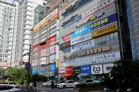 한국은행이 지난 27일 발표한 '입사 경쟁 과열로 인한 사회문제와 대응 방안' 보고서에 따르면 부모의 경제력과 거주지가 상위권 대학 진학률을 좌우하는 것으로 나타났다. 사진은 지난 6월 서울 목동 일대의 학원가 모습. 중앙포토.