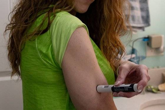 지난해 11월 미국 펜실베이니아에 거주하고 있는 한 여성이 병원에서 처방 받은 비만치료제 위고비를 직접 투여하고 있다. 로이터=연합뉴스