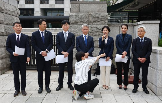 지난 5월 이정섭 검사 탄핵심판 1차 변론기일이 진행된 서울 종로구 헌법재판소 앞에서 (왼쪽부터) 더불어민주당 김용민 의원, 전용기 의원, 김성진 변호사, 민형배 의원, 조국혁신당 박은정 의원, 강미정 대변인, 김보협 대변인 탄핵 판결 촉구 기자회견을 열고 있다. 연합뉴스