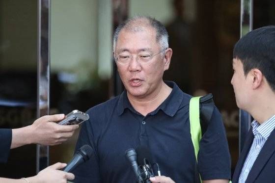 정의선 현대차그룹 회장이 파리올림픽 출장을 마치고 지난 7일 오후 김포공항 비즈니스 항공센터를 통해 귀국하며 취재진의 질문에 답하고 있다. 뉴스1