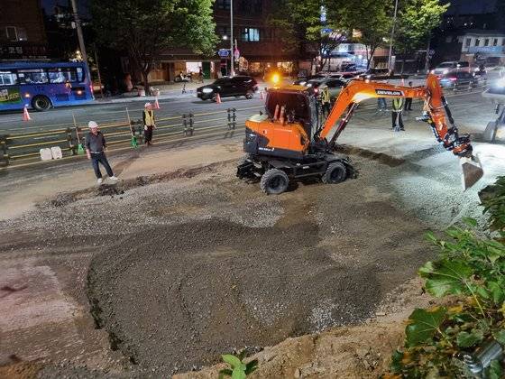 29일 오후 8시 서울시 관계자들이 서대문구 연희동 성산로 연희 104고지 부근에 발생한 싱크홀을 메꾸고 있다. 박종서 기자