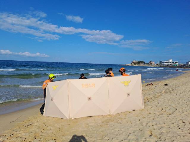 ▲ 강릉 주문진읍 소돌해변 수난사고 현장. 해경과 소방당국이 구조작업을 벌이고 있다. 사진/강원도소방본부 제공.