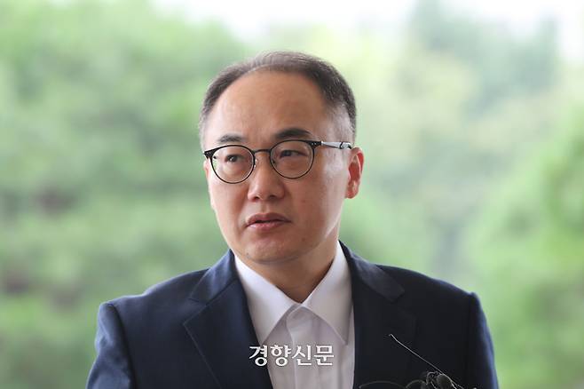 이원석 검찰총장이 지난 26일 서울 서초구 대검찰청으로 출근하며 취재진 질문에 답하고 있다. 한수빈 기자