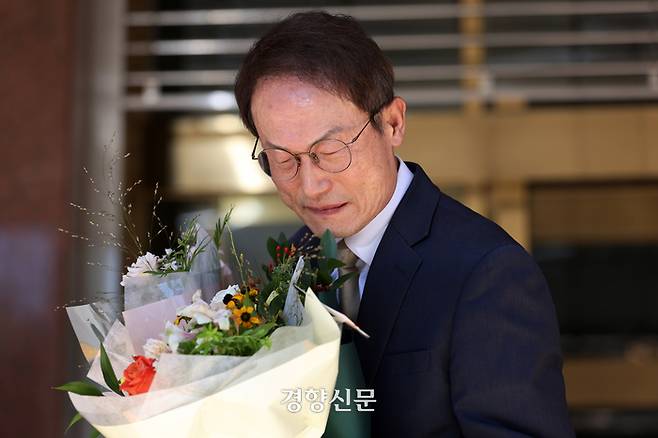 전교조 해직 교사 부당 특채 혐의로 직을 상실한 조희연 서울시교육감이 29일 대법원의 유죄 확정 선고 후 서울시교육청을 나서며 꽃다발을 받고 있다. 조태형 기자