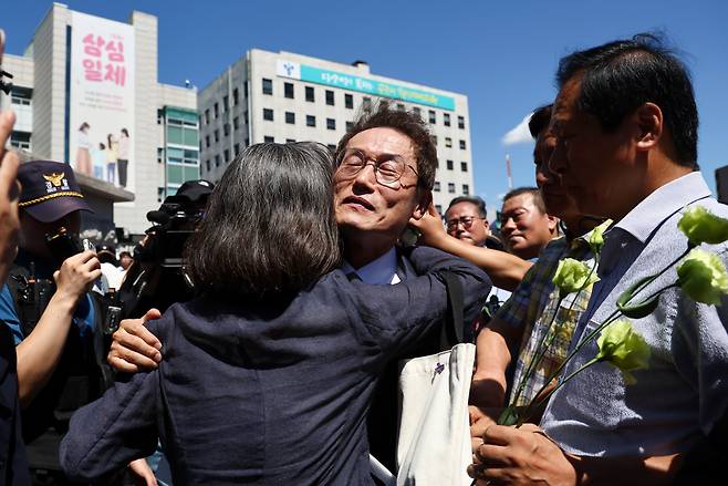 Cho Hee-yeon is embraced by officials after the Supreme Court upheld the original verdict on Thursday that sentenced Cho to one year and six months in prison and two years of probation for abuse of power. (Yonhap)