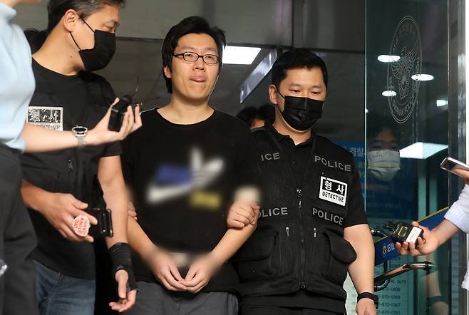 Choi Yoon-jong, accused of murdering a woman with brass knuckles, is referred to the prosecution service from the Seoul Gwanak Police Precinct in southern Seoul in August of last year. [NEWS1]