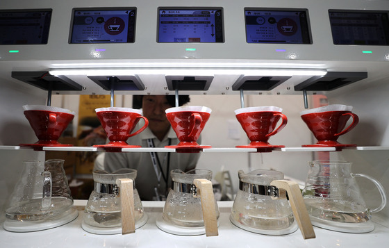 An automatic drip coffee machine is demonstrated at a booth at the 2024 Seoul Cafe & Bakery Fair at the Seoul Trade Exhibition & Convention center in Gangnam District, southern Seoul, on Thursday. [YONHAP]